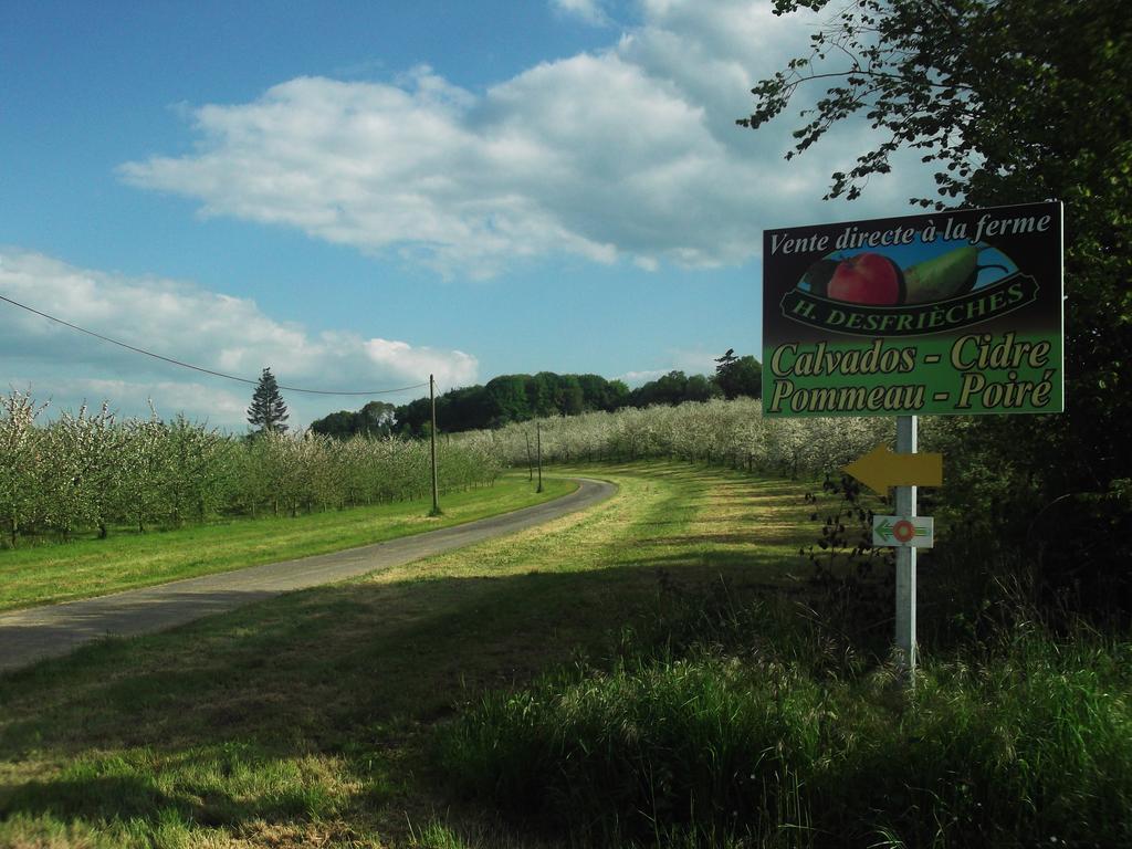 Bed and Breakfast Ferme Cidricole Hugues Desfrièches Sainte-Marguerite-de-Carrouges Exterior foto