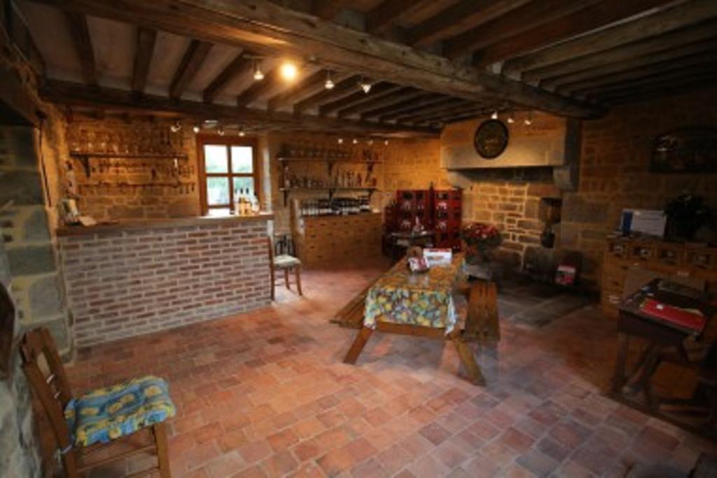 Bed and Breakfast Ferme Cidricole Hugues Desfrièches Sainte-Marguerite-de-Carrouges Exterior foto